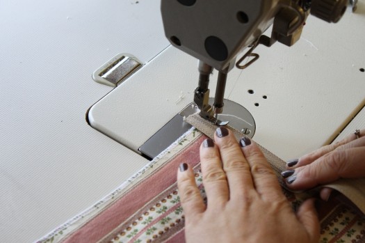 Overlock kantene og sy i glidelås Overlock kantene og sy i glidelås
