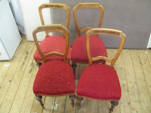 Alle 4 har forskjellige mønstre i det gamle stoffet Alle 4 har forskjellige mønstre i det gamle stoffet