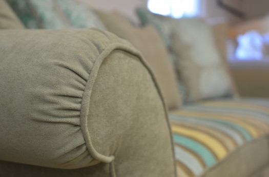 Sofaen omtrekt i 3 forskjellige farger og mønster Sofaen omtrekt i 3 forskjellige farger og mønster