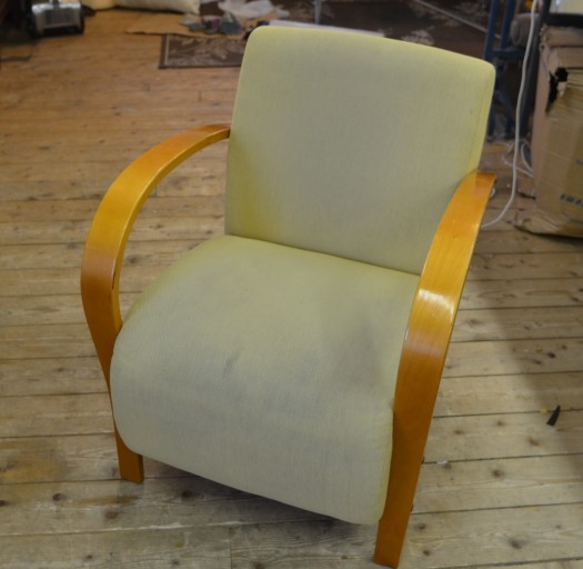 Det gule stoffet har blitt solbleket og slitt Det gule stoffet har blitt solbleket og slitt