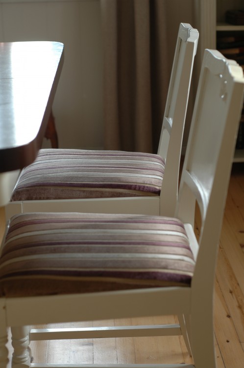 Spisestuestolene i duse toner av lilla, beige og hvit. Spisestuestolene i duse toner av lilla, beige og hvit.