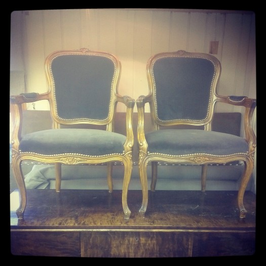 Rokokko stoler med Designers Guild stoff og nagler