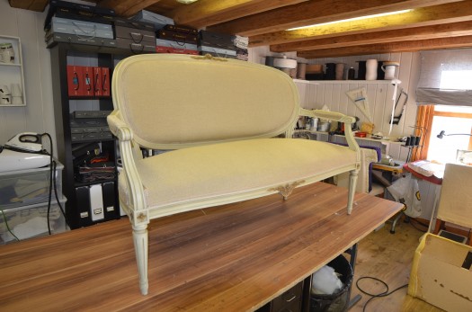 Sofaen er ferdig trukket om