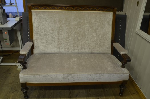 Eldre sofa trukket om i lys velur