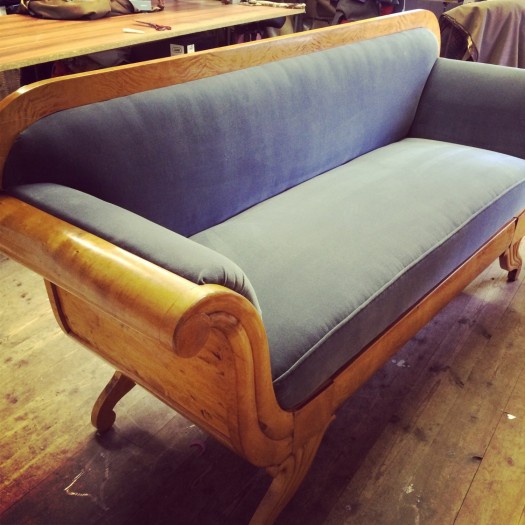 Perfekt grå fløyel på eldre sofa