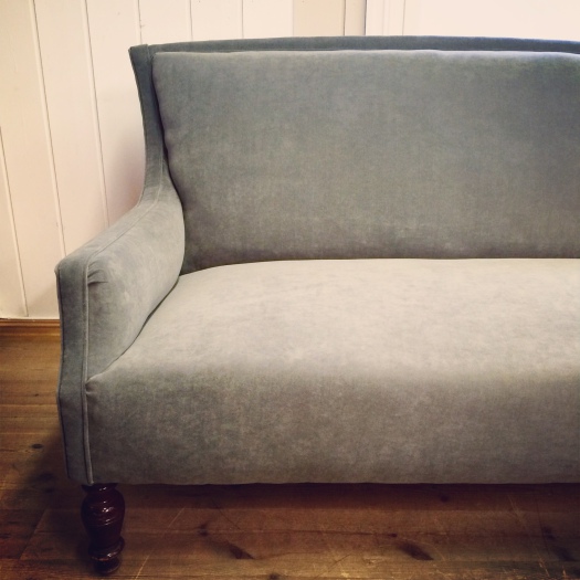 Sofa i grå velur fra Kirkby Design