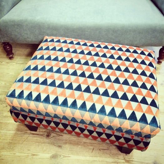 Møntrete Harlequin tekstil på puff